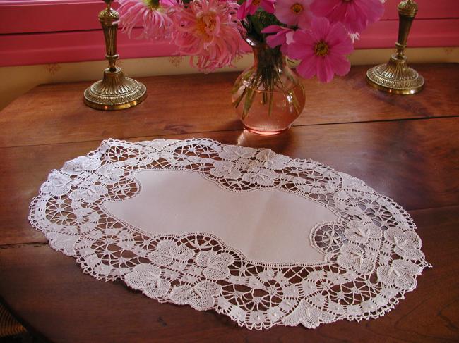 Magnificient oval table centre with Bedfordshire bobbin lace 1900