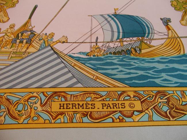 Merveilleux Carré Hermès en twill de soie  'Les Normands' de Ledoux