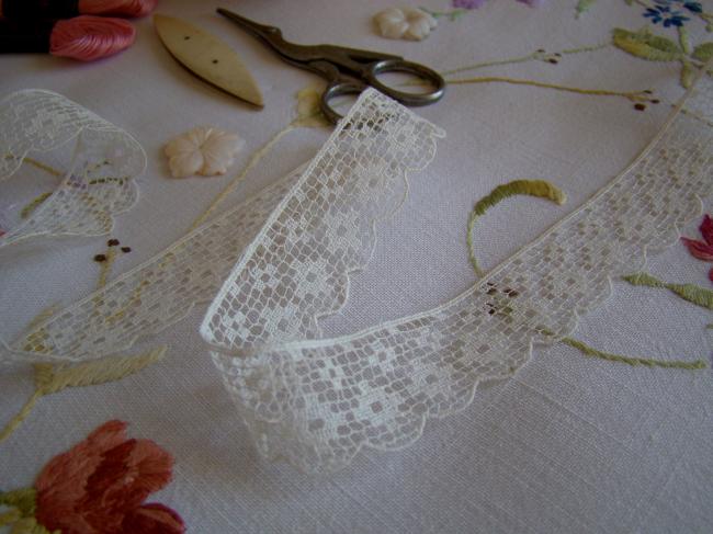 Charmante  ancienne dentelle façon filet, festonnée et petites fleurs