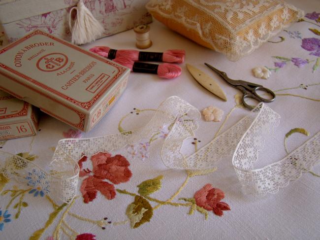 Charmante  ancienne dentelle façon filet, festonnée et petites fleurs
