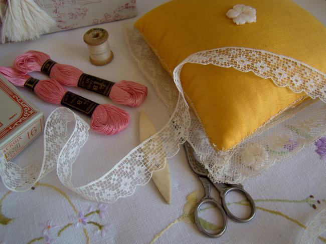 Charmante  ancienne dentelle façon filet, festonnée et petites fleurs