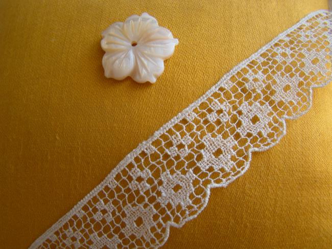 Charmante  ancienne dentelle façon filet, festonnée et petites fleurs