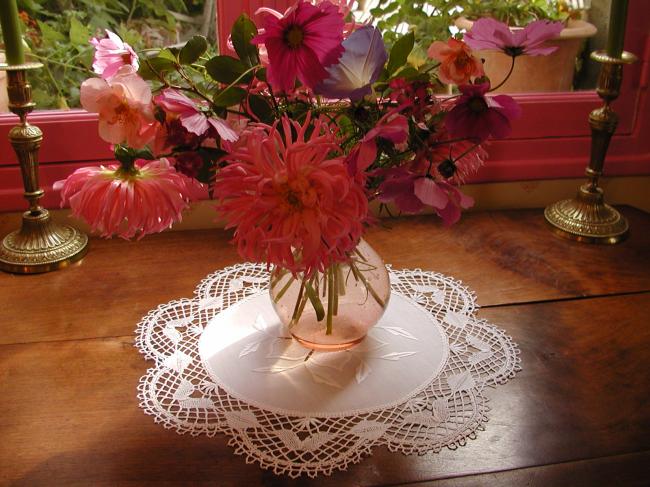 Stunning table centre in fine batist with large embroidered flower, bobbin lace
