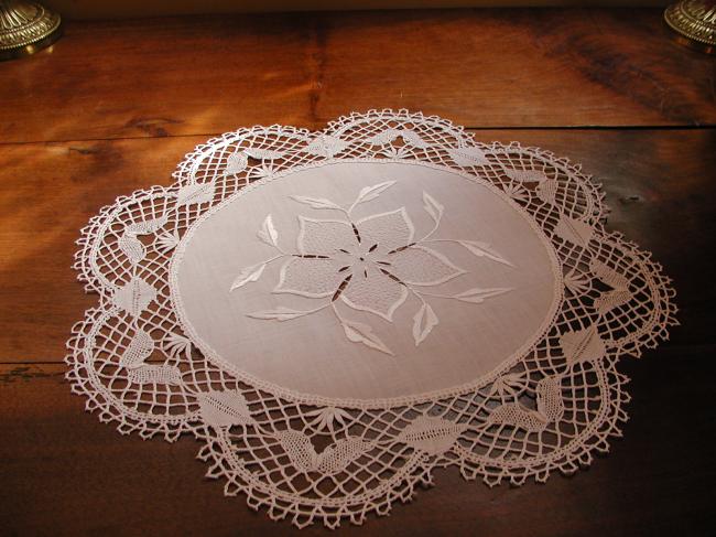 Stunning table centre in fine batist with large embroidered flower, bobbin lace