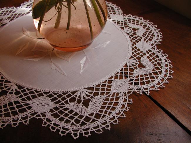 Stunning table centre in fine batist with large embroidered flower, bobbin lace