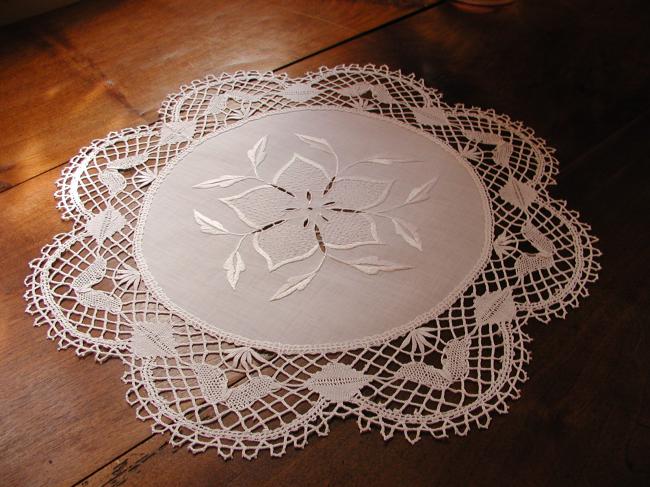 Stunning table centre in fine batist with large embroidered flower, bobbin lace
