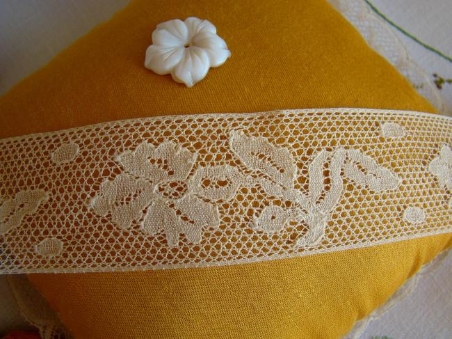 Superbe ancienne dentelle d'entre-deux, large fleur, couleur coquille,  38mm