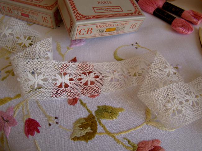 Adorable ancienne dentelle d'entre-deux ,en coton très fin, en 33mm
