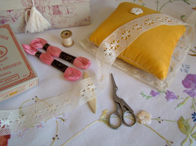 Adorable ancienne dentelle d'entre-deux ,en coton très fin, en 33mm