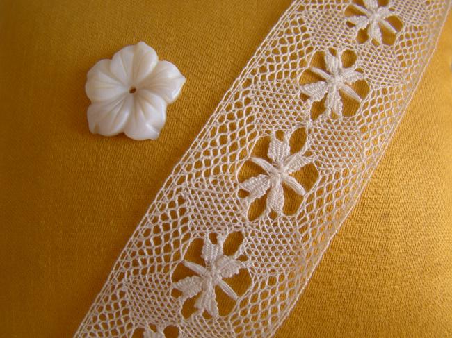Adorable ancienne dentelle d'entre-deux ,en coton très fin, en 33mm