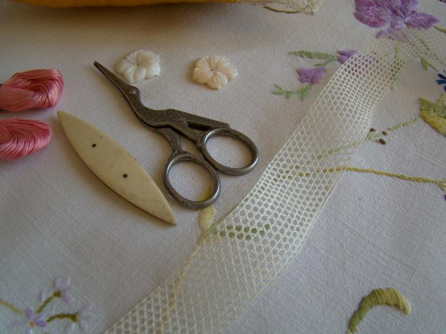 Ancienne dentelle mécanique d'entre-deux, façon réseau de mailles, en 23mm
