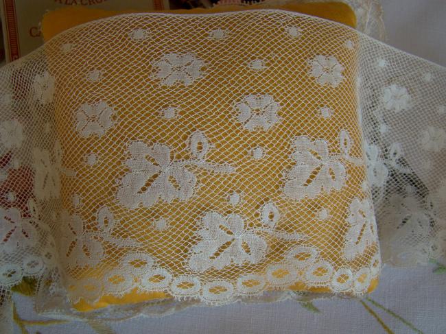 Merveilleuse large dentelle ancienne de Valenciennes festonnée, semis de fleurs
