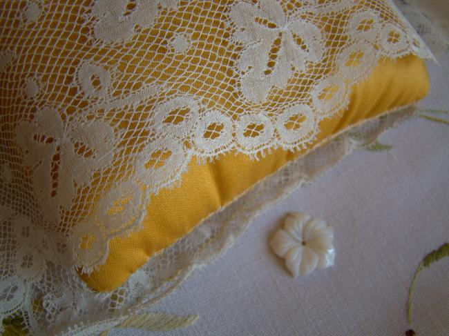 Merveilleuse large dentelle ancienne de Valenciennes festonnée, semis de fleurs
