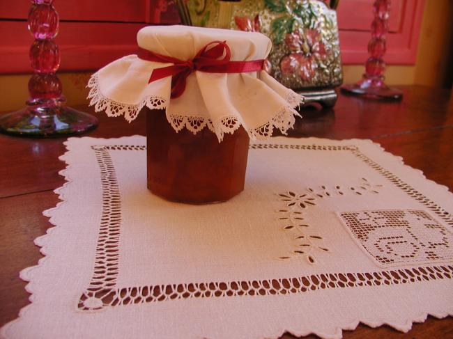 Lovely mask-lid for jam with edging in lace