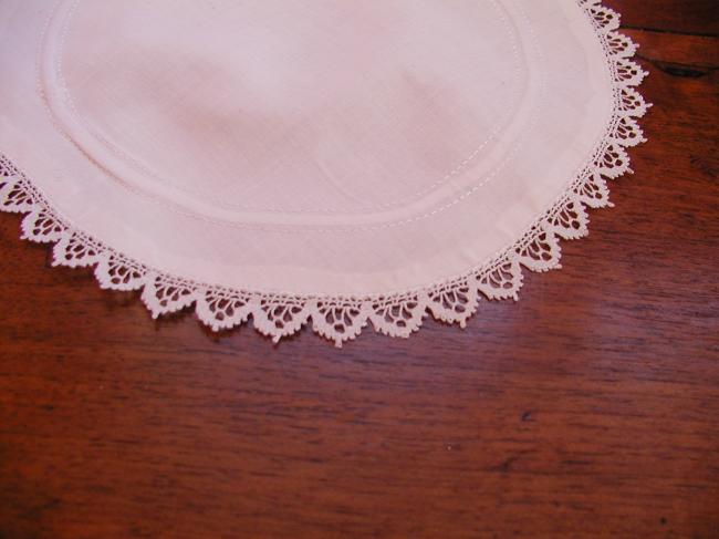 Lovely mask-lid for jam with edging in lace