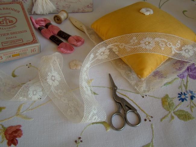 Véritable dentelle de Valenciennes d'entre-deux, volutes de fleurs (fuseaux)