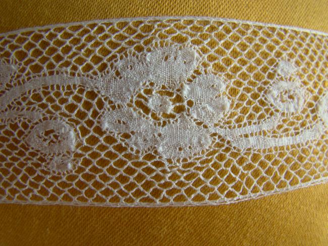 Véritable dentelle de Valenciennes d'entre-deux, volutes de fleurs (fuseaux)