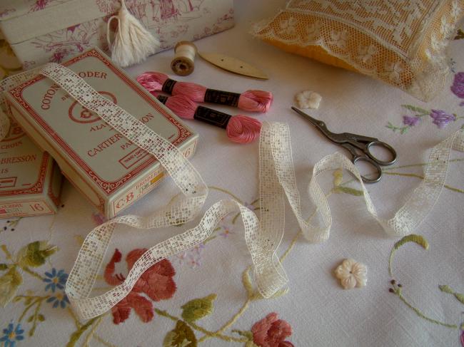 Charmante  ancienne dentelle façon filet, entre-deux, décor de petites fleurs