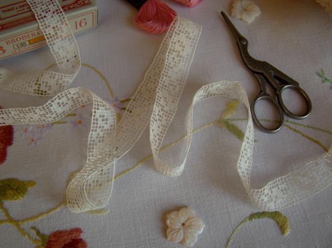 Charmante  ancienne dentelle façon filet, entre-deux, décor de petites fleurs