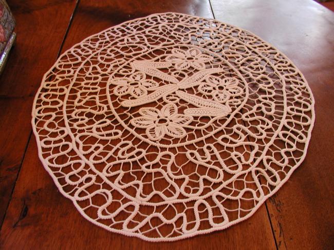Magnificient oval table centre in tape lace with point de Milan lace