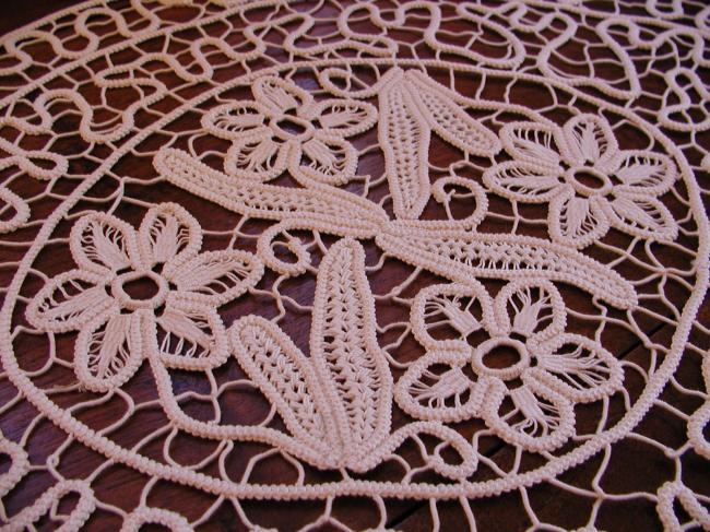 Magnificient oval table centre in tape lace with point de Milan lace