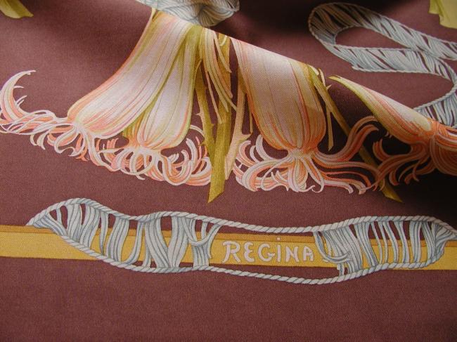 Merveilleux Carré Hermès vintage 'Regina' en twill de soie par Leila Menchari