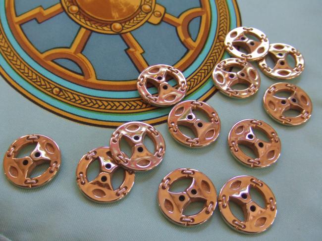Superbe série de 12 boutons dorés de chez Céline (maillons entrelacés)