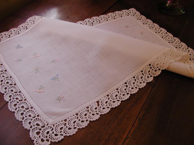 Charmant dessus de plateau ou centre de table brodé et dentelle de crochet