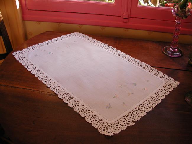 Charmant dessus de plateau ou centre de table brodé et dentelle de crochet