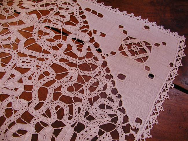 Wonderful table centre in tape lace, Richelieu, Reticella and white embroidery