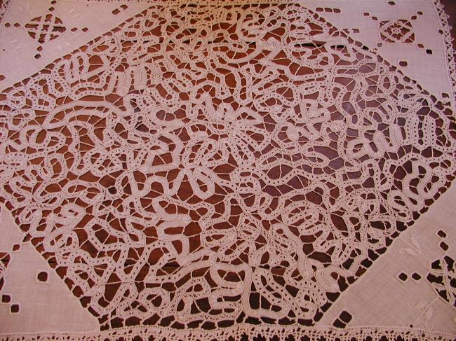 Wonderful table centre in tape lace, Richelieu, Reticella and white embroidery