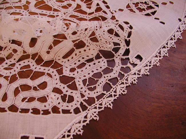 Wonderful table centre in tape lace, Richelieu, Reticella and white embroidery