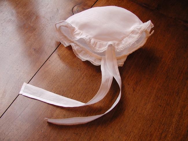 Lovely bonnet for baby in fine batiste of linen with tiny lace, 1920