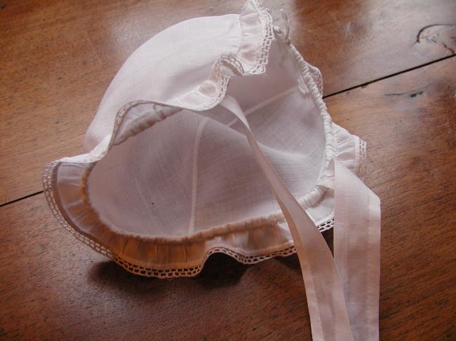 Lovely bonnet for baby in fine batiste of linen with tiny lace, 1920
