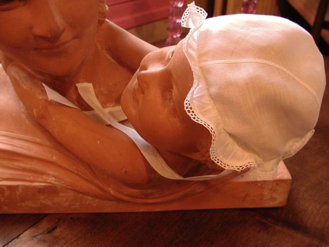 Lovely bonnet for baby in fine batiste of linen with tiny lace, 1920
