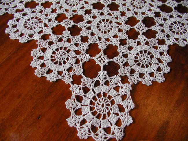 Nice scarf with crochet detail, edwardian. Very romantic style !