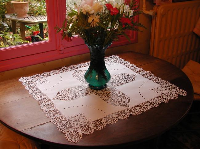 Exceptional table centre in russian guipure and Cluny lace 1880