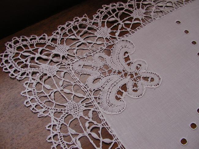 Exceptional table centre in russian guipure and Cluny lace 1880