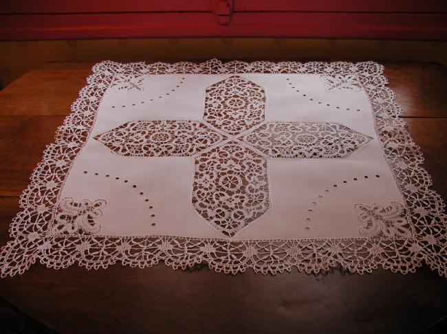 Exceptional table centre in russian guipure and Cluny lace 1880