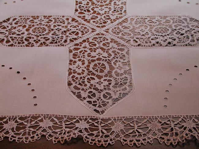 Exceptional table centre in russian guipure and Cluny lace 1880