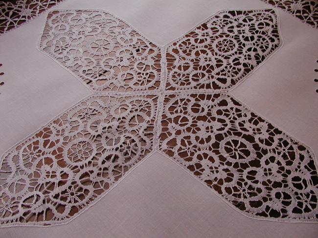 Exceptional table centre in russian guipure and Cluny lace 1880