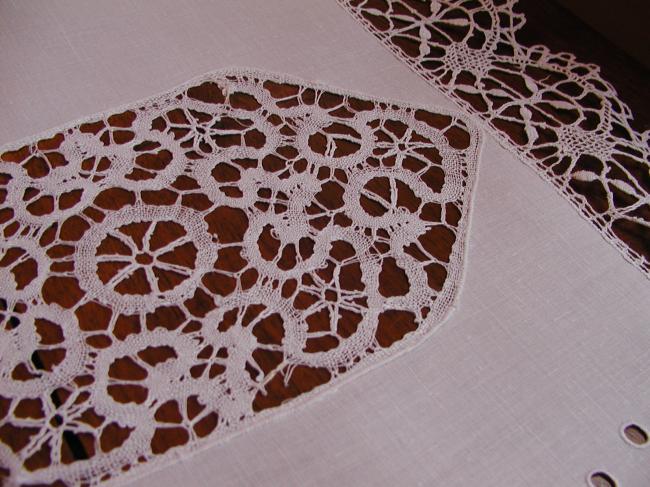 Exceptional table centre in russian guipure and Cluny lace 1880