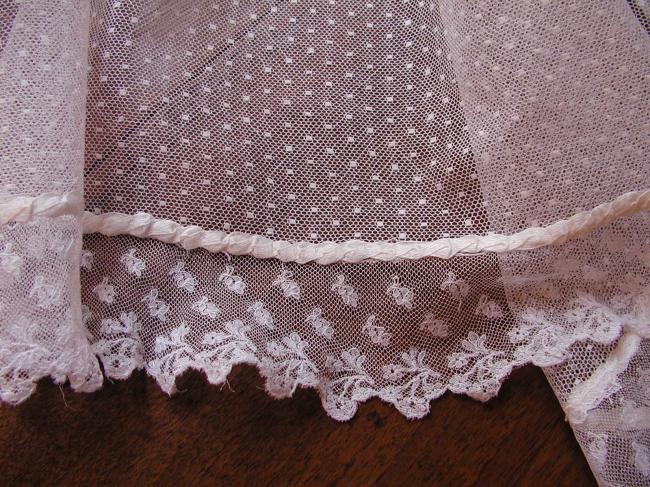 Superbe voile de berceau en tulle et dentelle de Lille à petites fleurettes