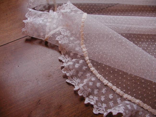 Superbe voile de berceau en tulle et dentelle de Lille à petites fleurettes