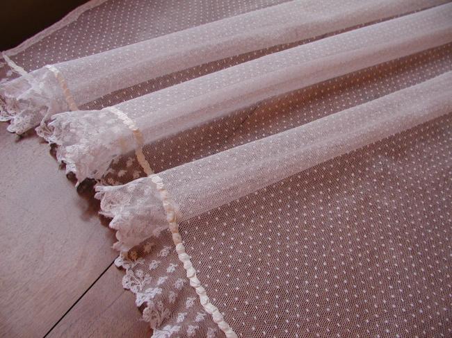 Superbe voile de berceau en tulle et dentelle de Lille à petites fleurettes