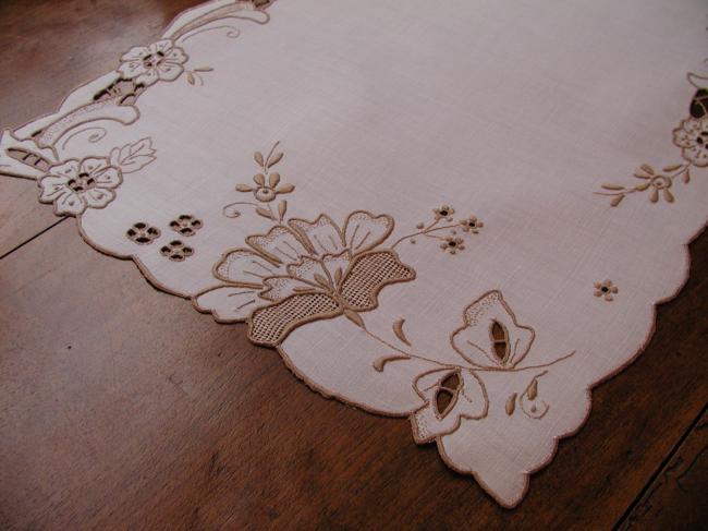 Very pretty Madeira table centre with Richelieu embroidered flowers
