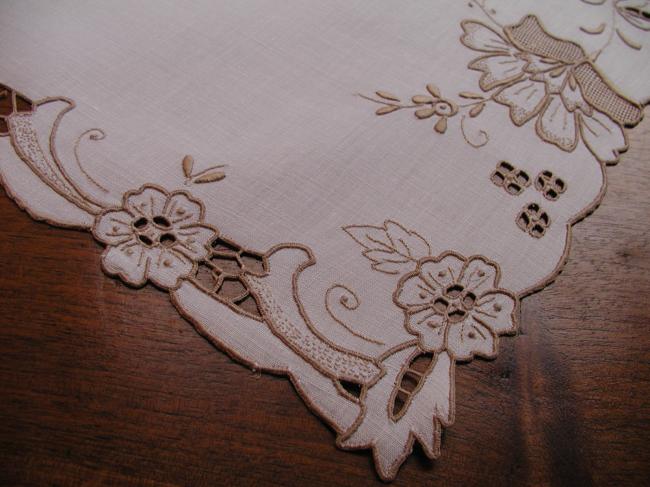Very pretty Madeira table centre with Richelieu embroidered flowers