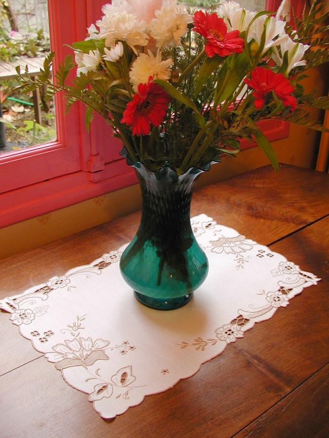 Very pretty Madeira table centre with Richelieu embroidered flowers