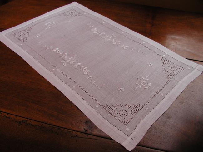Wonderful table centre in Pinã with silk white &drawn thread embroidered flowers
