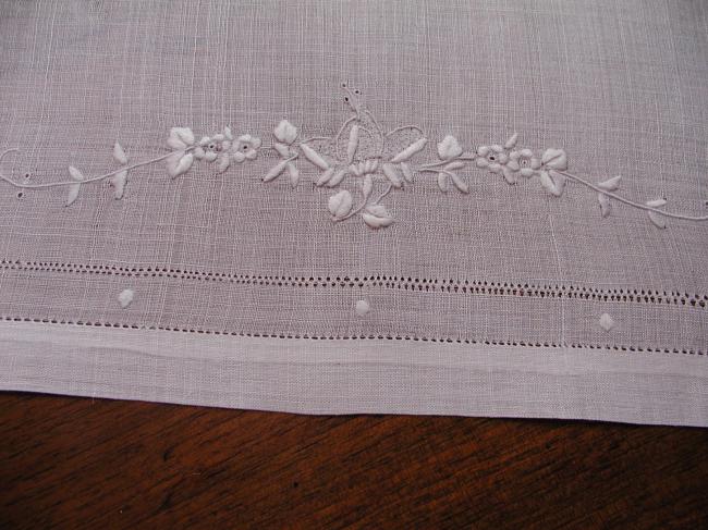Wonderful table centre in Pinã with silk white &drawn thread embroidered flowers